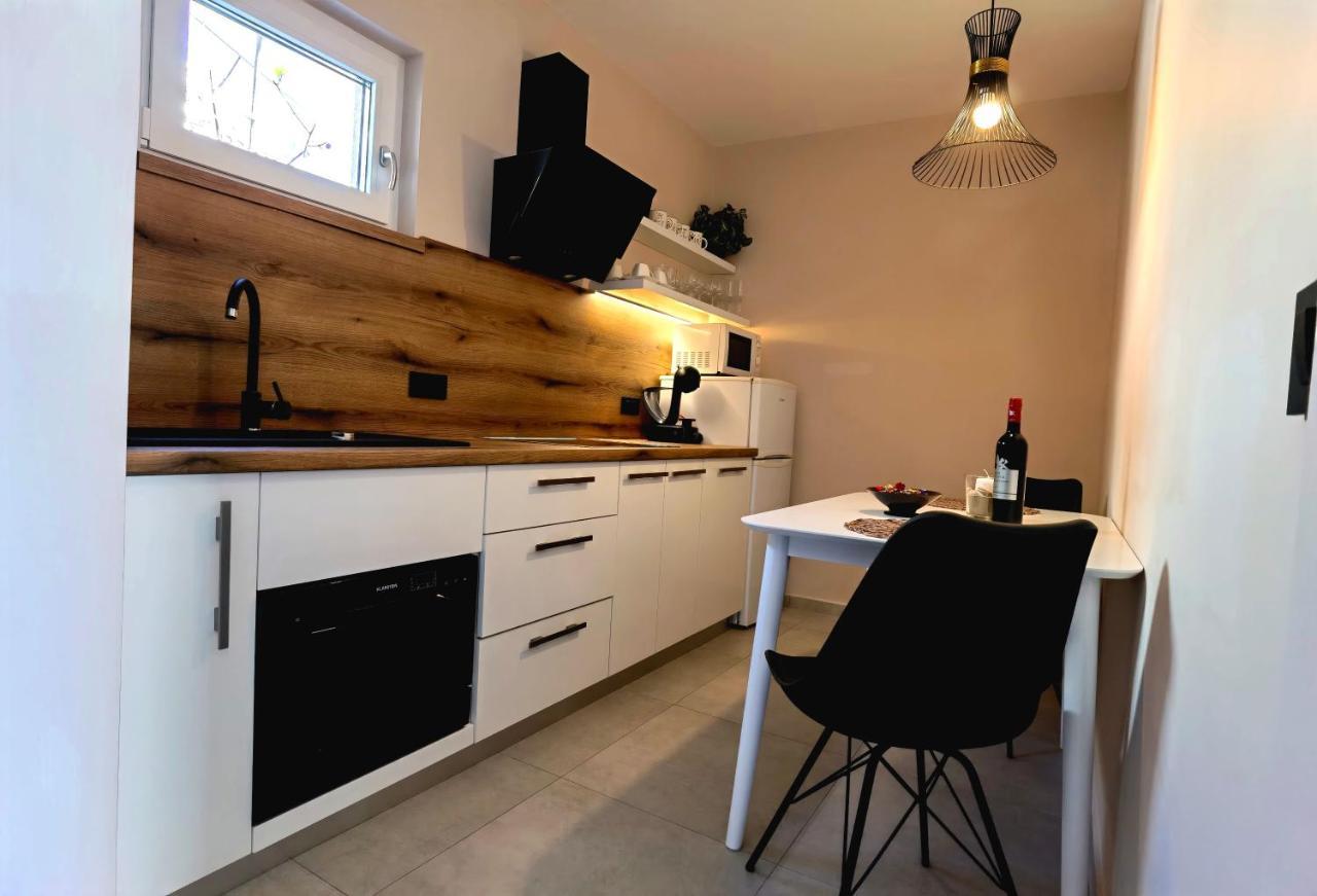 Stay In The Very Heart Of Porec - 50M To The Beach Luaran gambar