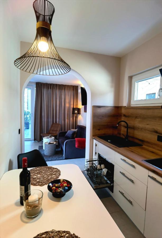 Stay In The Very Heart Of Porec - 50M To The Beach Luaran gambar